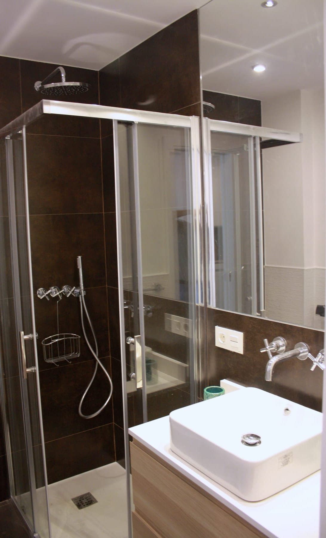 Baño reformado con ducha y lavabo