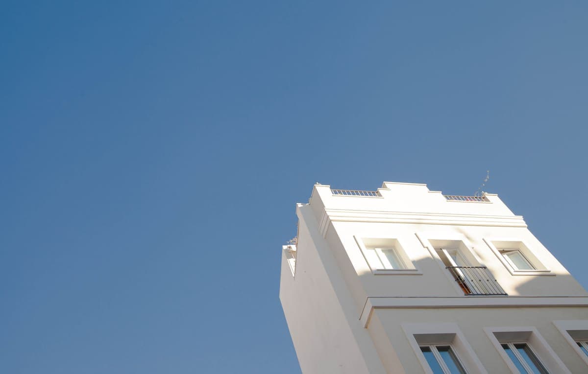 Fachada de un edificio recortada contra el cielo azul