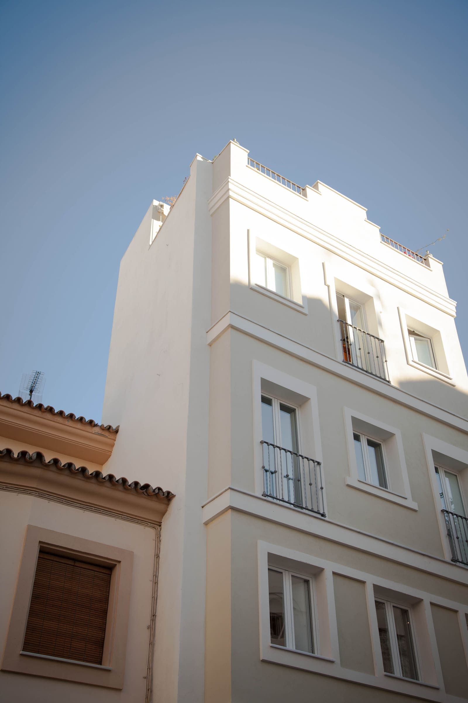 Edificio de apartamentos junto a los tejados del centro