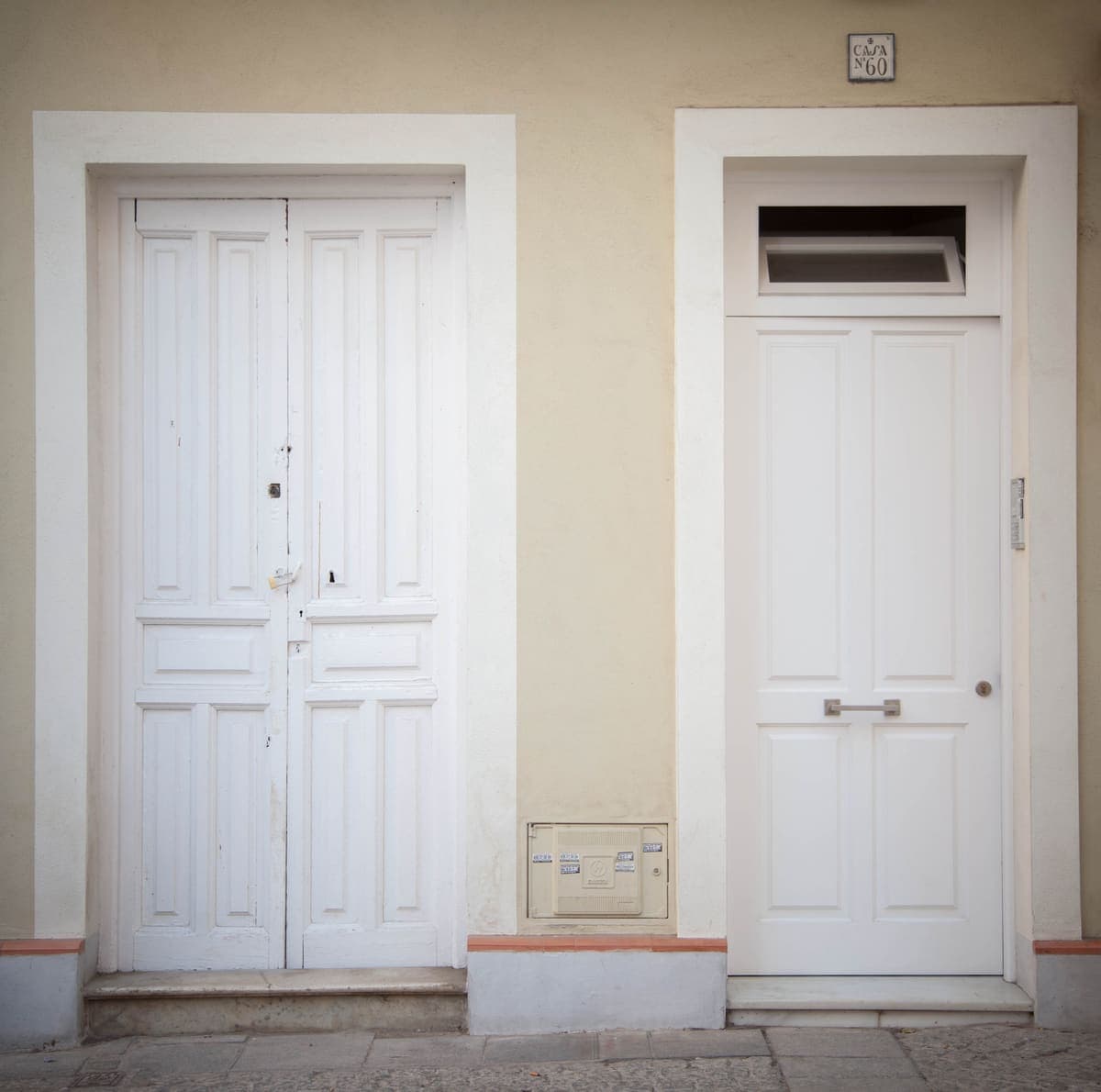 Portal restaurado de un edificio de apartamentos